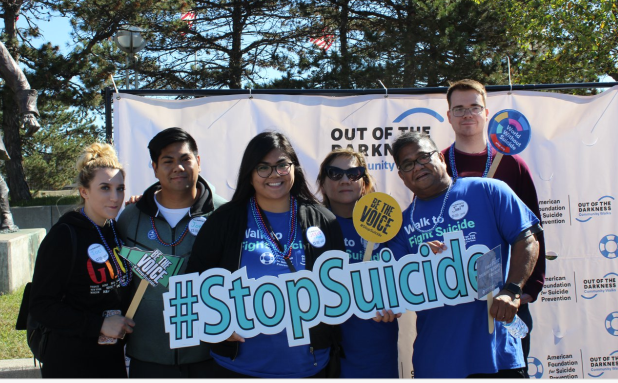 الأشخاص الذين يحملون مجلس #Stop الانتحار